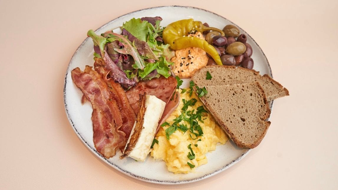 Frühstücksteller mit Rührei, Oliven, Käse und Sauerteigbrot — Brunch by Sole, Berlin-Schöneberg