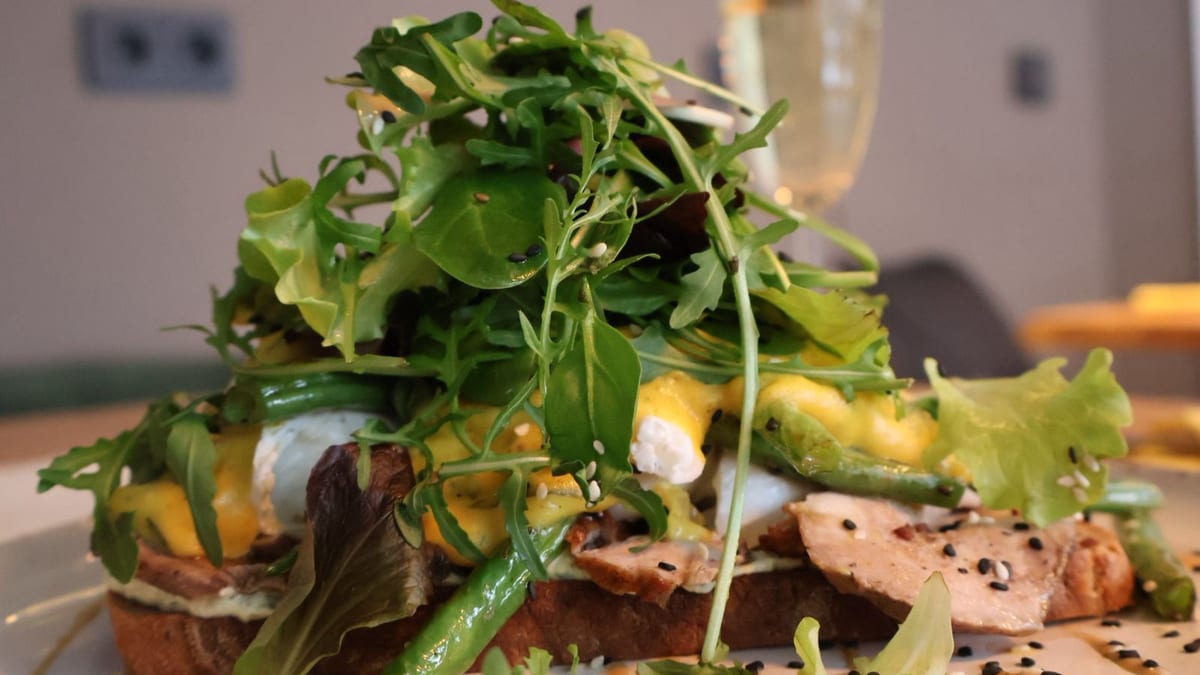 Benedict Bun — Briochebrot mit zwei pochierten Eiern, Avocado-Creme und Hollandaise-Sauce. Brunch by Sole, Berlin-Schöneberg.