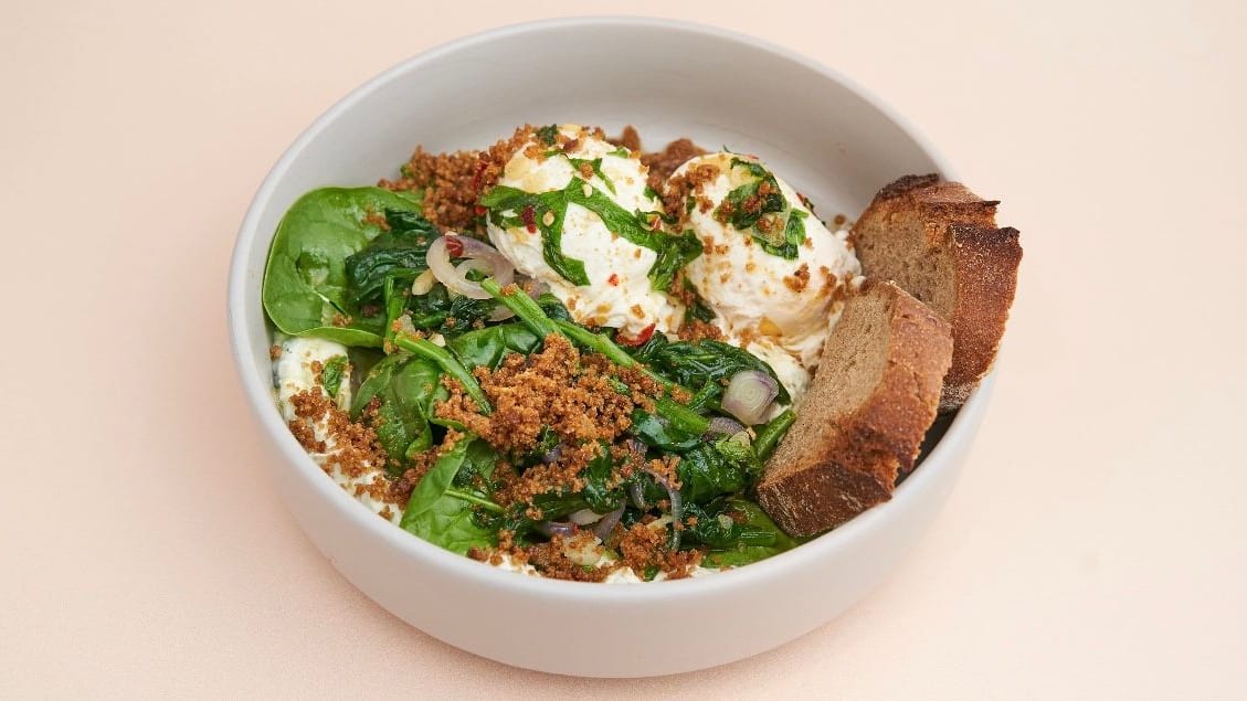 Pochierte Eier auf Blattspinat mit gerösteten Bröseln — Brunch by Sole, Berlin-Schöneberg