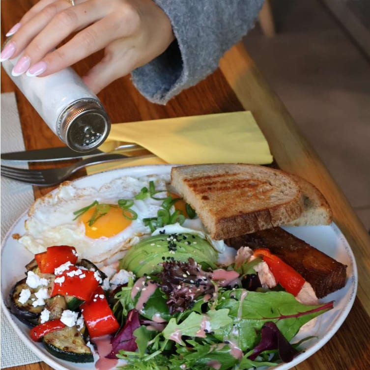 Frühstücksteller mit Spiegelei, Avocado und Salat — Brunch by Sole, Berlin-Schöneberg