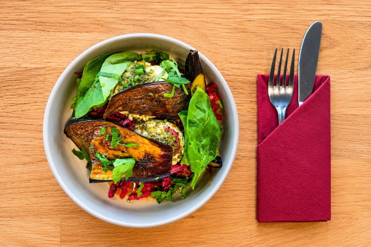 Schale mit gebratenen Auberginen, Kräutercreme, Roter Bete und Blattsalat – Brunch by Sole, Berlin-Schöneberg