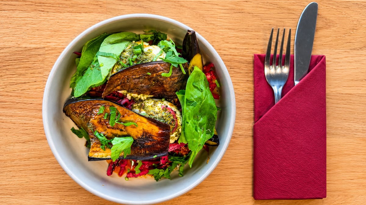 Schale mit geröstetem Gemüse, Kräuterpesto und Blattsalat — Brunch by Sole, Berlin-Schöneberg