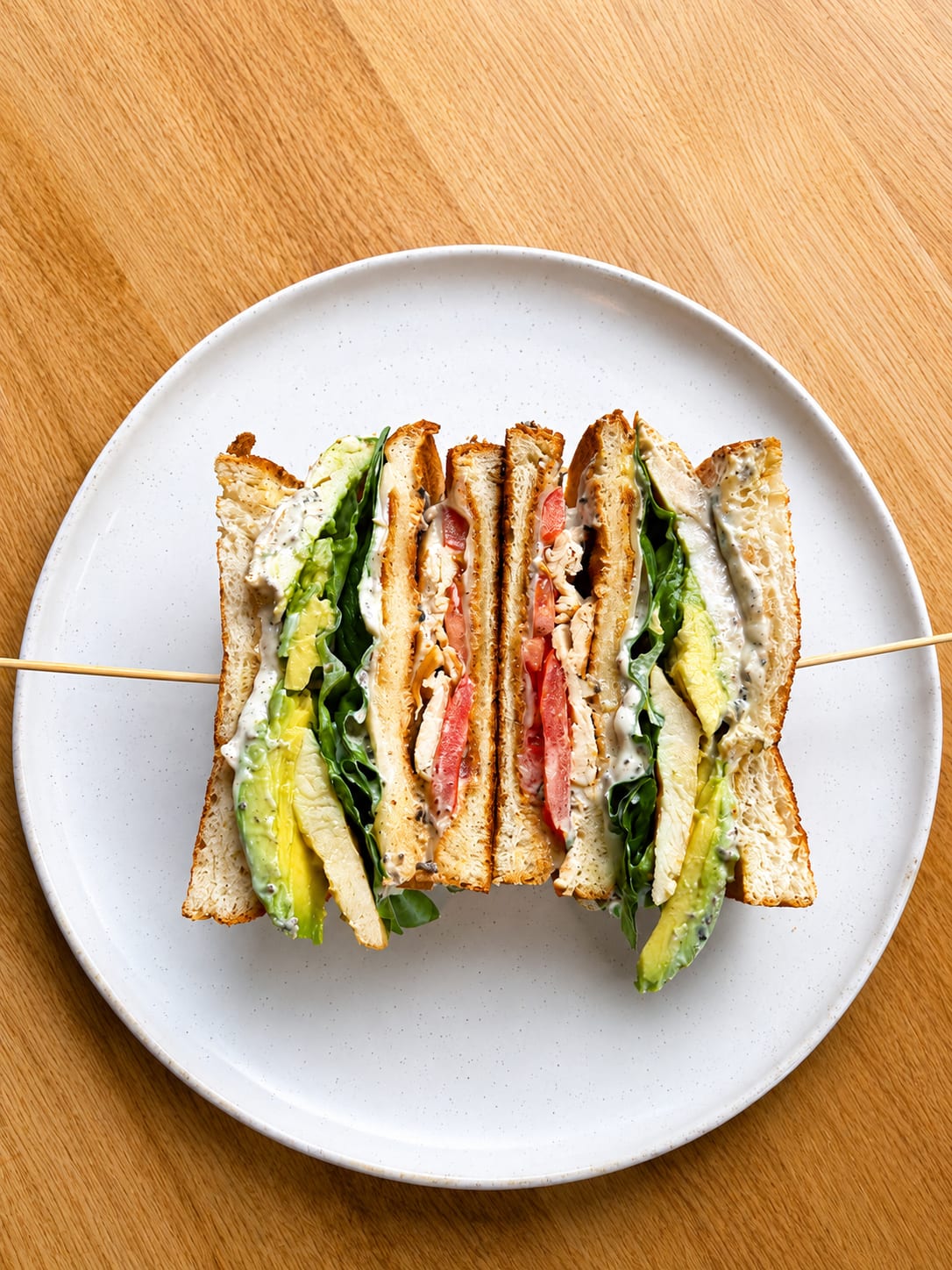 Club-Sandwich — Gegrilltes Hähnchen, Avocado, Trüffel-Mayo, Gouda und Tomate Caprese. Brunch by Sole, Berlin-Schöneberg.