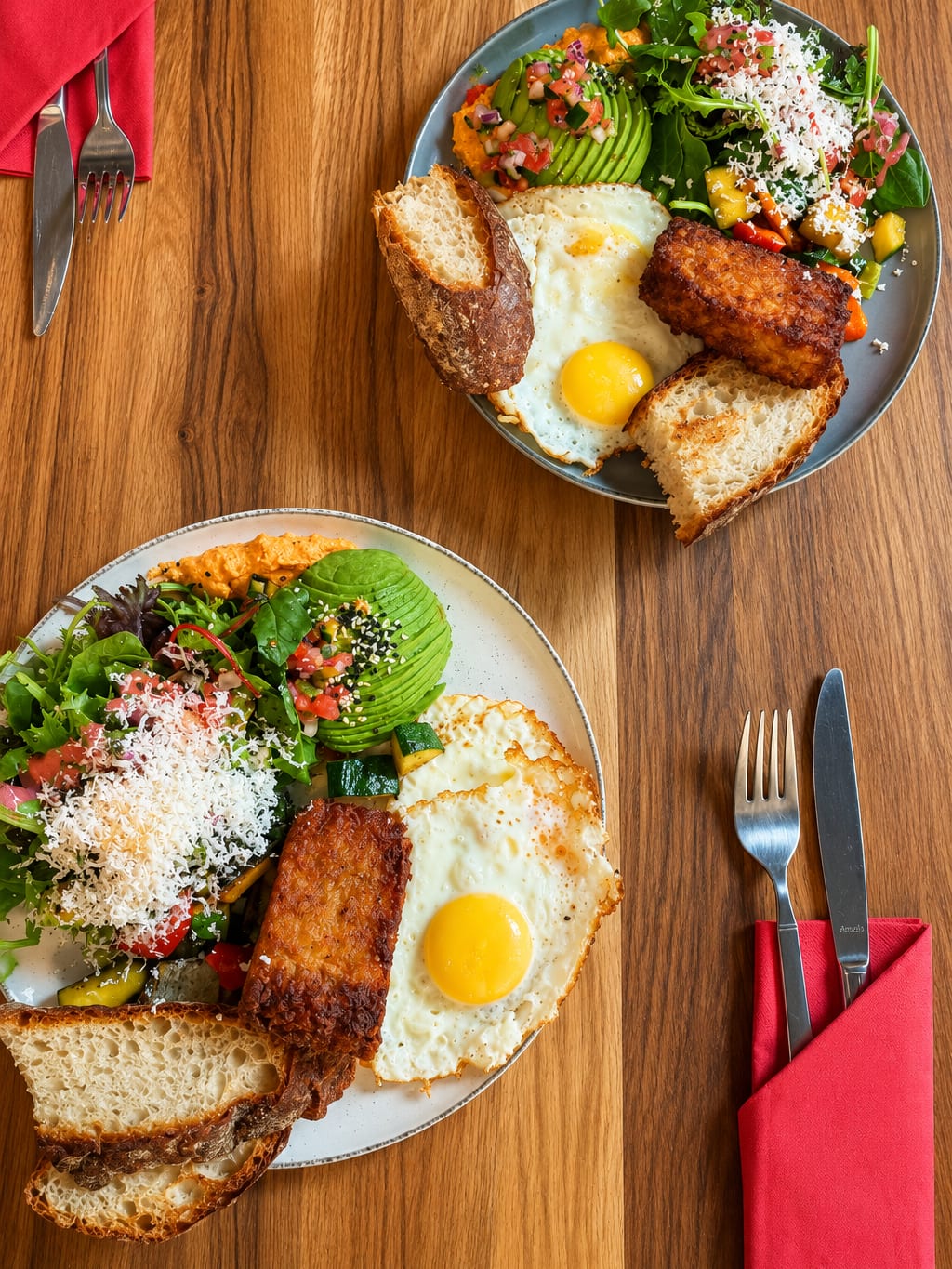 Fitness-Frühstück — Avocado, zwei Spiegeleier, mediterranes Gemüse, Peperonisoße, Ziegenkäse, Kartoffelrösti, Salat, Brot. Brunch by Sole, Berlin-Schöneberg.