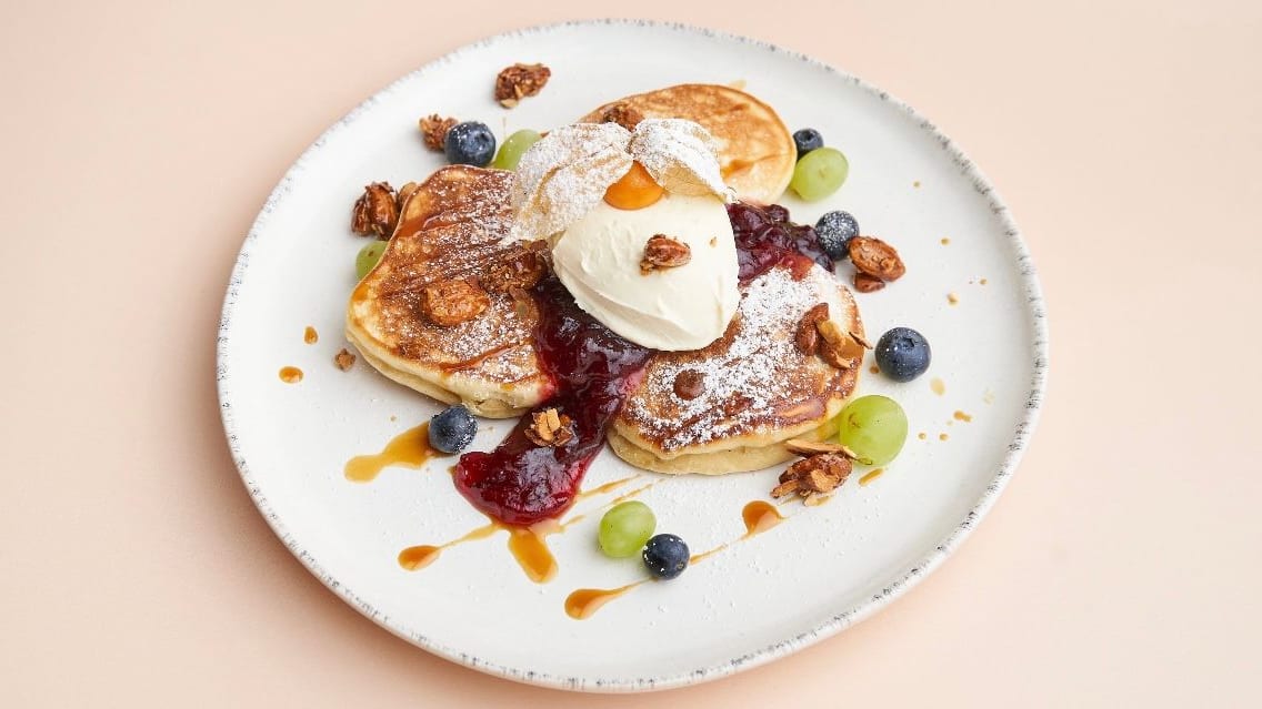 Pancakes mit Beerenkompott und Sahne — Brunch by Sole, Berlin-Schöneberg