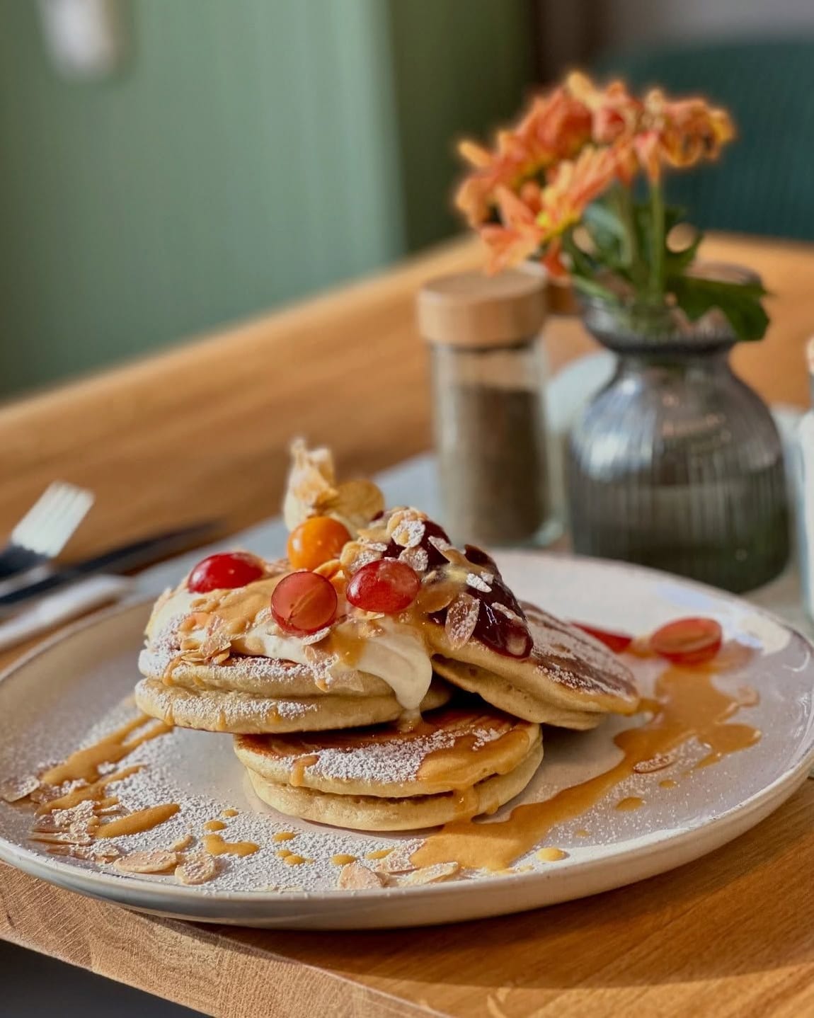 Pancakes auf dem Holztisch im Gastraum