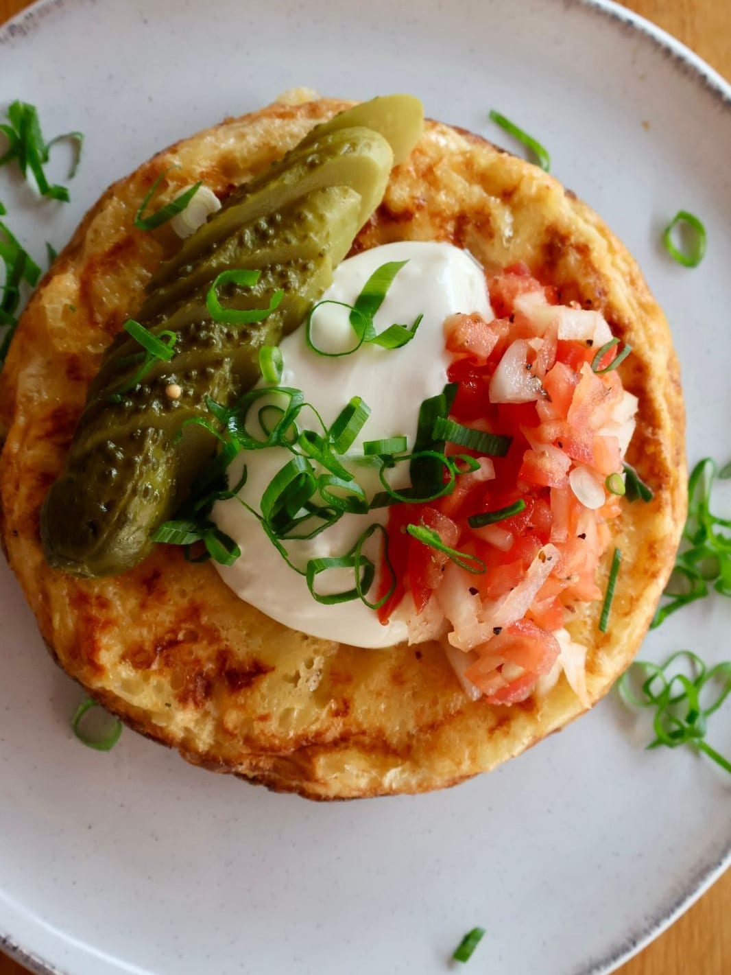 Spanische Omelette — Karamellisierte Zwiebeln, Kartoffeln, geschmolzener Mozzarella, Crème fraîche und eingelegte Gurken. Brunch by Sole, Berlin-Schöneberg.