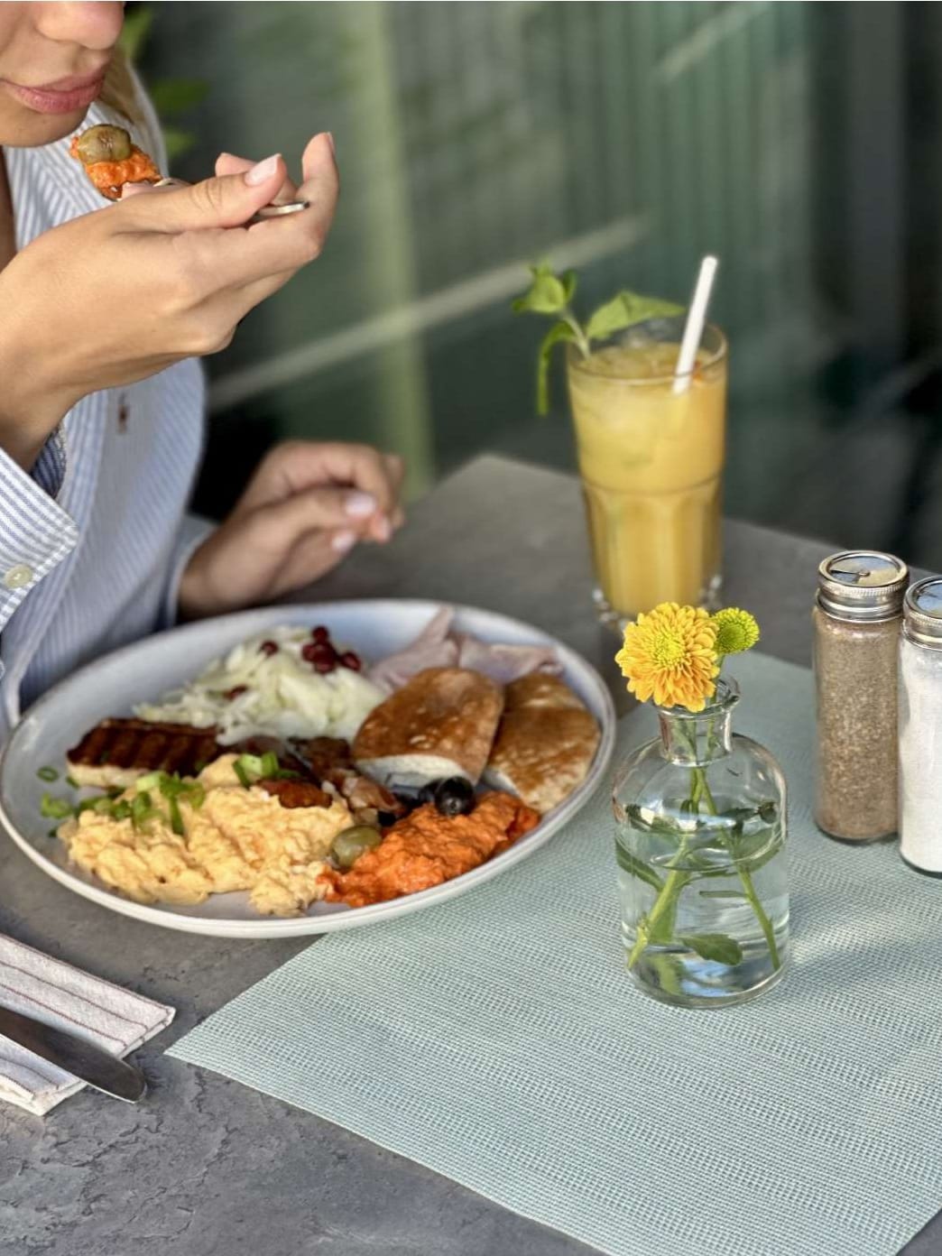 Frühstück auf der Terrasse mit Orangensaft