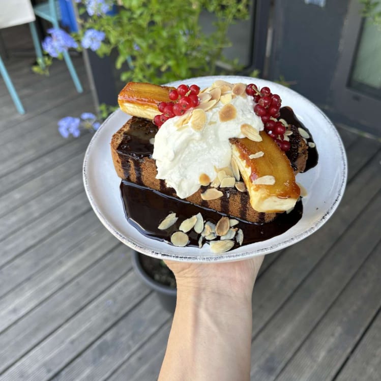 Waffel mit Sahne und Beeren auf der Terrasse — Brunch by Sole, Berlin-Schöneberg